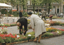 824429 Gezicht op de bloemenmarkt op het Janskerkhof te Utrecht.